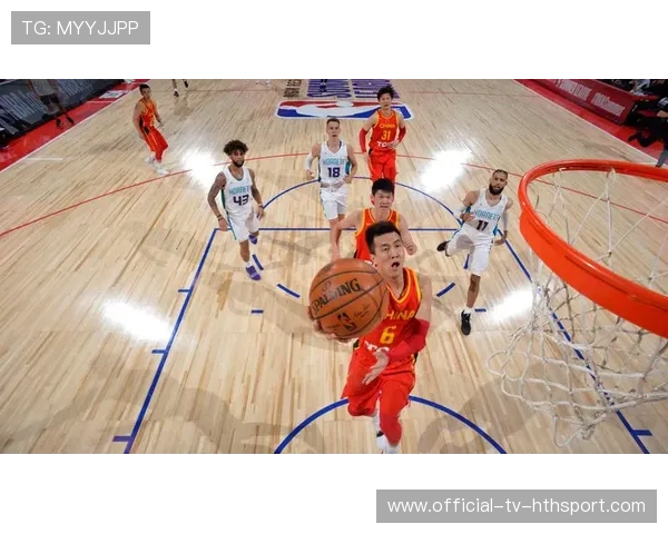 篮球后卫晃倒对手后轻松三分，观众尖叫