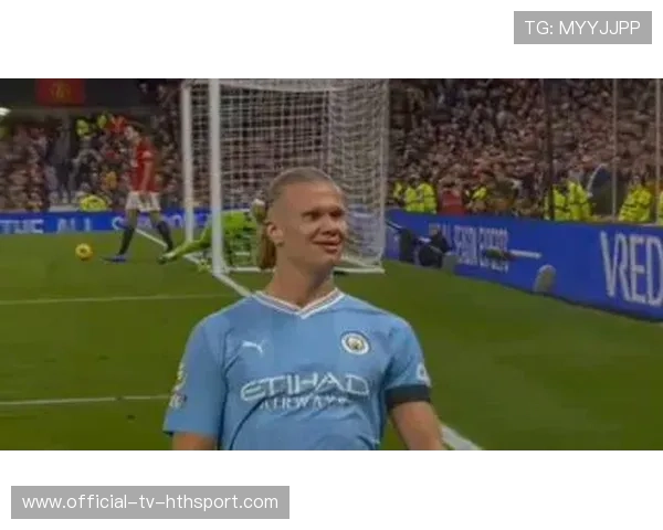 泰山压顶！哈兰德在禁区内高高跃起头球得分的瞬间魅力